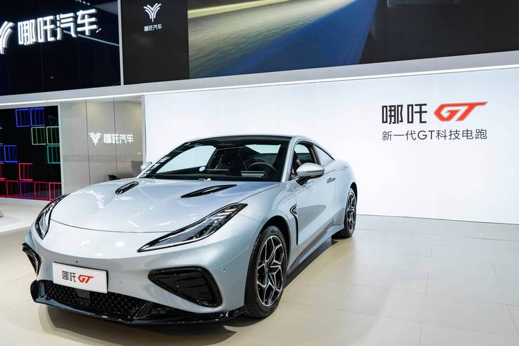 东莞232哪吒汽车在智能汽车领域的表现，领途汽车在新能源汽车市场中的影响力